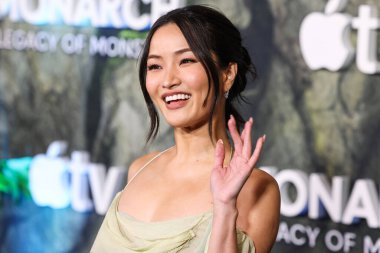 Altında Victoria 's Secret eşliğinde nane yeşili bir elbise giyen Anna Sawai, 19 Şubat 2026' da Hollywood 'daki TCL Çin Tiyatrosu IMAX' te düzenlenen Apple TV + 's Monarch' ın Dünya Galası 'na geldi.