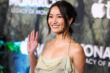 Altında Victoria 's Secret eşliğinde nane yeşili bir elbise giyen Anna Sawai, 19 Şubat 2026' da Hollywood 'daki TCL Çin Tiyatrosu IMAX' te düzenlenen Apple TV + 's Monarch' ın Dünya Galası 'na geldi.