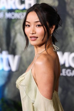 Altında Victoria 's Secret eşliğinde nane yeşili bir elbise giyen Anna Sawai, 19 Şubat 2026' da Hollywood 'daki TCL Çin Tiyatrosu IMAX' te düzenlenen Apple TV + 's Monarch' ın Dünya Galası 'na geldi.