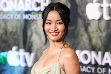 Altında Victoria 's Secret eşliğinde nane yeşili bir elbise giyen Anna Sawai, 19 Şubat 2026' da Hollywood 'daki TCL Çin Tiyatrosu IMAX' te düzenlenen Apple TV + 's Monarch' ın Dünya Galası 'na geldi.