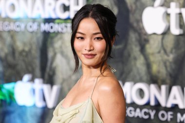 Altında Victoria 's Secret eşliğinde nane yeşili bir elbise giyen Anna Sawai, 19 Şubat 2026' da Hollywood 'daki TCL Çin Tiyatrosu IMAX' te düzenlenen Apple TV + 's Monarch' ın Dünya Galası 'na geldi.