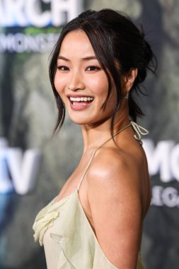 Altında Victoria 's Secret eşliğinde nane yeşili bir elbise giyen Anna Sawai, 19 Şubat 2026' da Hollywood 'daki TCL Çin Tiyatrosu IMAX' te düzenlenen Apple TV + 's Monarch' ın Dünya Galası 'na geldi.