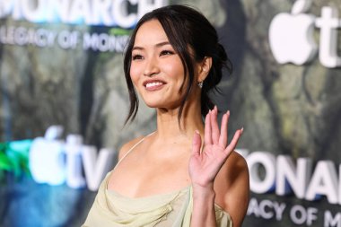 Altında Victoria 's Secret eşliğinde nane yeşili bir elbise giyen Anna Sawai, 19 Şubat 2026' da Hollywood 'daki TCL Çin Tiyatrosu IMAX' te düzenlenen Apple TV + 's Monarch' ın Dünya Galası 'na geldi.