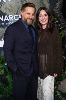 Joe Tippett ve eşi Sara Bareilles, Apple TV + 's' Monarch 'ın dünya prömiyerine 19 Şubat 2026' da TCL Çin Tiyatrosu IMAX 'ta düzenlenen Canavarların Mirası 2..