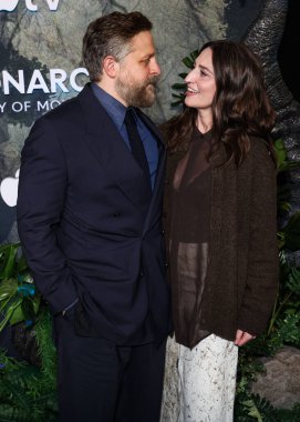 Joe Tippett ve eşi Sara Bareilles, Apple TV + 's' Monarch 'ın dünya prömiyerine 19 Şubat 2026' da TCL Çin Tiyatrosu IMAX 'ta düzenlenen Canavarların Mirası 2..