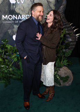 Joe Tippett ve eşi Sara Bareilles, Apple TV + 's' Monarch 'ın dünya prömiyerine 19 Şubat 2026' da TCL Çin Tiyatrosu IMAX 'ta düzenlenen Canavarların Mirası 2..