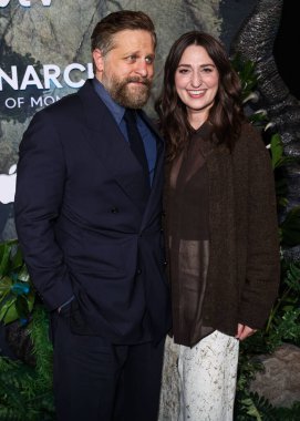 Joe Tippett ve eşi Sara Bareilles, Apple TV + 's' Monarch 'ın dünya prömiyerine 19 Şubat 2026' da TCL Çin Tiyatrosu IMAX 'ta düzenlenen Canavarların Mirası 2..