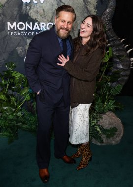 Joe Tippett ve eşi Sara Bareilles, Apple TV + 's' Monarch 'ın dünya prömiyerine 19 Şubat 2026' da TCL Çin Tiyatrosu IMAX 'ta düzenlenen Canavarların Mirası 2..