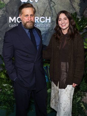 Joe Tippett ve eşi Sara Bareilles, Apple TV + 's' Monarch 'ın dünya prömiyerine 19 Şubat 2026' da TCL Çin Tiyatrosu IMAX 'ta düzenlenen Canavarların Mirası 2..