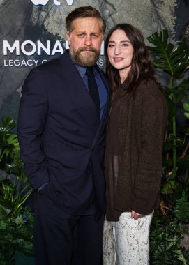 Joe Tippett ve eşi Sara Bareilles, Apple TV + 's' Monarch 'ın dünya prömiyerine 19 Şubat 2026' da TCL Çin Tiyatrosu IMAX 'ta düzenlenen Canavarların Mirası 2..