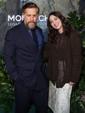 Joe Tippett ve eşi Sara Bareilles, Apple TV + 's' Monarch 'ın dünya prömiyerine 19 Şubat 2026' da TCL Çin Tiyatrosu IMAX 'ta düzenlenen Canavarların Mirası 2..