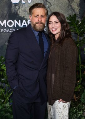 Joe Tippett ve eşi Sara Bareilles, Apple TV + 's' Monarch 'ın dünya prömiyerine 19 Şubat 2026' da TCL Çin Tiyatrosu IMAX 'ta düzenlenen Canavarların Mirası 2..