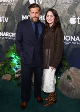 Joe Tippett ve eşi Sara Bareilles, Apple TV + 's' Monarch 'ın dünya prömiyerine 19 Şubat 2026' da TCL Çin Tiyatrosu IMAX 'ta düzenlenen Canavarların Mirası 2..