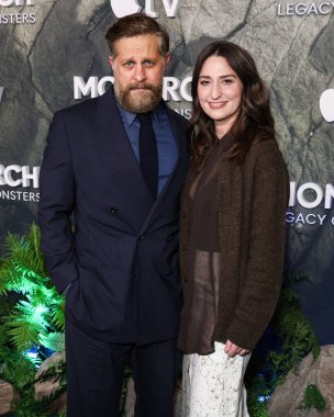 Joe Tippett ve eşi Sara Bareilles, Apple TV + 's' Monarch 'ın dünya prömiyerine 19 Şubat 2026' da TCL Çin Tiyatrosu IMAX 'ta düzenlenen Canavarların Mirası 2..