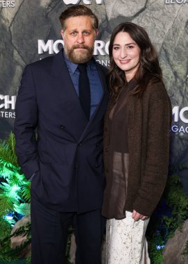 Joe Tippett ve eşi Sara Bareilles, Apple TV + 's' Monarch 'ın dünya prömiyerine 19 Şubat 2026' da TCL Çin Tiyatrosu IMAX 'ta düzenlenen Canavarların Mirası 2..
