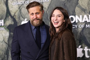 Joe Tippett ve eşi Sara Bareilles, Apple TV + 's' Monarch 'ın dünya prömiyerine 19 Şubat 2026' da TCL Çin Tiyatrosu IMAX 'ta düzenlenen Canavarların Mirası 2..
