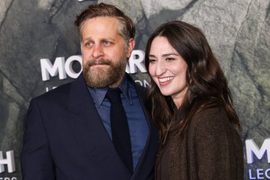 Joe Tippett ve eşi Sara Bareilles, Apple TV + 's' Monarch 'ın dünya prömiyerine 19 Şubat 2026' da TCL Çin Tiyatrosu IMAX 'ta düzenlenen Canavarların Mirası 2..