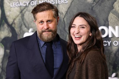 Joe Tippett ve eşi Sara Bareilles, Apple TV + 's' Monarch 'ın dünya prömiyerine 19 Şubat 2026' da TCL Çin Tiyatrosu IMAX 'ta düzenlenen Canavarların Mirası 2..