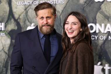 Joe Tippett ve eşi Sara Bareilles, Apple TV + 's' Monarch 'ın dünya prömiyerine 19 Şubat 2026' da TCL Çin Tiyatrosu IMAX 'ta düzenlenen Canavarların Mirası 2..
