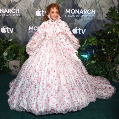 Viviano giyen Kiersey Clemons, Apple TV + 'Monarch' ın dünya prömiyerine 19 Şubat 2026 'da Hollywood, Los Angeles, Kaliforniya, ABD' de düzenlenen TCL Çin Tiyatrosu IMAX 'ta düzenlenen Canavarların Mirası 2..