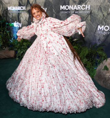 Viviano giyen Kiersey Clemons, Apple TV + 'Monarch' ın dünya prömiyerine 19 Şubat 2026 'da Hollywood, Los Angeles, Kaliforniya, ABD' de düzenlenen TCL Çin Tiyatrosu IMAX 'ta düzenlenen Canavarların Mirası 2..