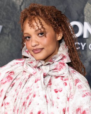 Viviano giyen Kiersey Clemons, Apple TV + 'Monarch' ın dünya prömiyerine 19 Şubat 2026 'da Hollywood, Los Angeles, Kaliforniya, ABD' de düzenlenen TCL Çin Tiyatrosu IMAX 'ta düzenlenen Canavarların Mirası 2..