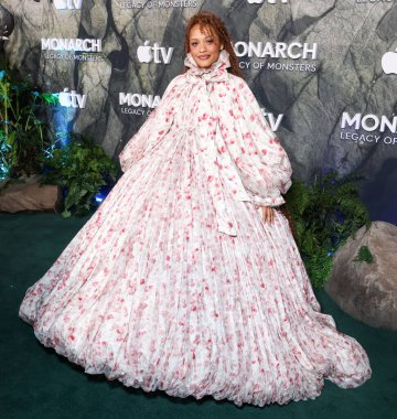 Viviano giyen Kiersey Clemons, Apple TV + 'Monarch' ın dünya prömiyerine 19 Şubat 2026 'da Hollywood, Los Angeles, Kaliforniya, ABD' de düzenlenen TCL Çin Tiyatrosu IMAX 'ta düzenlenen Canavarların Mirası 2..