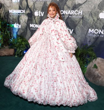 Viviano giyen Kiersey Clemons, Apple TV + 'Monarch' ın dünya prömiyerine 19 Şubat 2026 'da Hollywood, Los Angeles, Kaliforniya, ABD' de düzenlenen TCL Çin Tiyatrosu IMAX 'ta düzenlenen Canavarların Mirası 2..