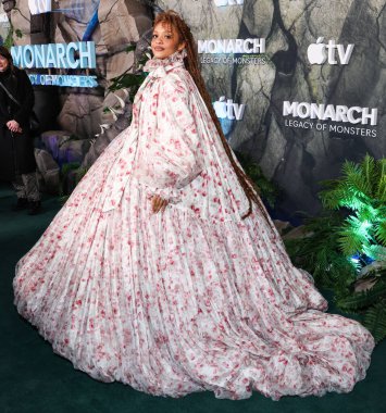 Viviano giyen Kiersey Clemons, Apple TV + 'Monarch' ın dünya prömiyerine 19 Şubat 2026 'da Hollywood, Los Angeles, Kaliforniya, ABD' de düzenlenen TCL Çin Tiyatrosu IMAX 'ta düzenlenen Canavarların Mirası 2..