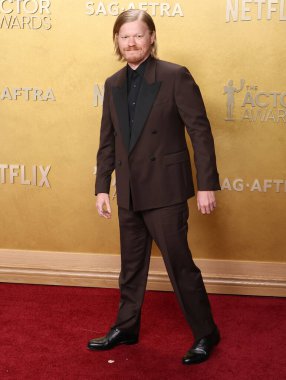 Jesse Plemons Lardini smokini, Anto tişörtü ve Carmina ayakkabıları ile, 1 Mart 2026 'da Los Angeles' taki Shrine Auditorium ve Expo Hall 'da düzenlenen 32. Yıllık Aktör Ödülleri' ne (SAG-AFTRA) gelir.