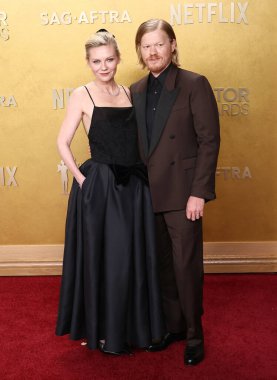 Kirsten Dunst, Sophie Billie Brae 'nin giydiği Khaite elbisesi ve ayakkabılarıyla ve kocası Jesse Plemons' un giydiği Lardini smokini ve Anto tişörtü ve Carmina ayakkabıları SAG-AFTRA 'nın sunduğu 32.