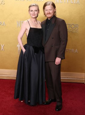 Kirsten Dunst, Sophie Billie Brae 'nin giydiği Khaite elbisesi ve ayakkabılarıyla ve kocası Jesse Plemons' un giydiği Lardini smokini ve Anto tişörtü ve Carmina ayakkabıları SAG-AFTRA 'nın sunduğu 32.