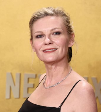 Sophie Billie Brae ile birlikte Khaite elbisesi ve ayakkabı giyen Kirsten Dunst, 1 Mart 2026 'da Los Angeles' taki Shrine Auditorium ve Expo Hall 'da düzenlenen 32. Yıllık Aktör Ödülleri' ne (SAG-AFTRA) katıldı.
