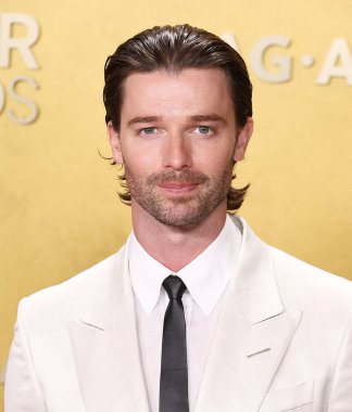 Tom Ford 'u giyen Patrick Schwarzenegger, SAG-AFTRA tarafından sunulan 32. Yıllık Aktör Ödülleri' ne (eski adıyla Screen Actors Guild Awards) 1 Mart 2026 'da ABD' nin Los Angeles kentindeki Shrine Auditorium ve Expo Hall 'da ulaştı..