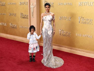 Rue Rose Shumpert ve annesi Teyana Taylor özel yapım Thom Browne ile birlikte 1 Mart 2026 'da ABD' nin başkenti Los Angeles 'taki Shrine Auditorium ve Expo Hall' da düzenlenen SAG-AFTRA (eski Sinema Oyuncuları Birliği Ödülleri) tarafından sunulan 32..