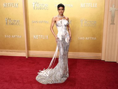 Özel yapım Thom Browne giyen Teyana Taylor, SAG-AFTRA tarafından sunulan 32. Yıllık Aktör Ödülleri 'ne (eskiden Screen Actors Guild Awards) 1 Mart 2026' da ABD 'nin Los Angeles kentindeki Shrine Auditorium ve Expo Hall' da ulaştı..