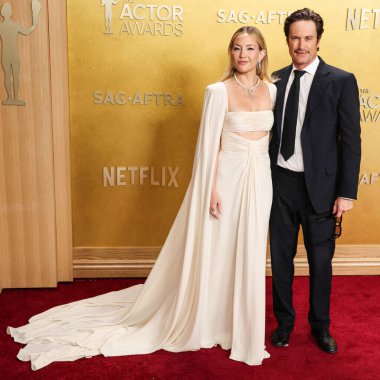 Gianvito Rossi ayakkabılarıyla Valentino giyen Kate Hudson ve Emily P. Wheeler ve kardeşi Oliver Hudson SAG-AFTRA (eski adıyla Screen Actors Guild Awards) tarafından sunulan 32.)