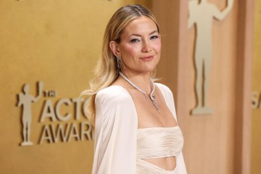 Gianvito Rossi ayakkabıları ve Emily P. Wheeler 'ın çöl elmaslarıyla Valentino' yu giyen Kate Hudson, Shrine Auditorium 'da düzenlenen SAG-AFTRA (eski Screen Actors Guild Awards) tarafından sunulan 32.