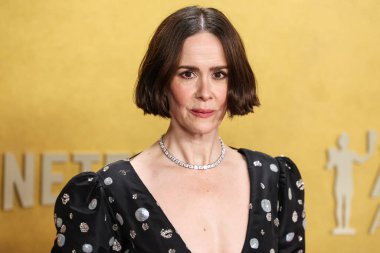 Shrimpton Couture 'dan klasik Saint Laurent giyen Sarah Paulson, 1 Mart 2026 tarihinde Los Angeles' taki Shrine Auditorium ve Expo Hall 'da düzenlenen SAG-AFTRA (eski Screen Actors Guild Awards) tarafından sunulan 32.