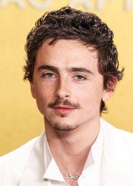 Özel yapım Prada giyen Timothee Chalamet, SAG-AFTRA tarafından sunulan 32. Yıllık Aktör Ödülleri 'ne (eski adıyla Screen Actors Guild Awards) 1 Mart 2026' da ABD 'nin Los Angeles kentindeki Shrine Auditorium ve Expo Hall' da ulaştı..