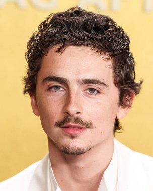 Özel yapım Prada giyen Timothee Chalamet, SAG-AFTRA tarafından sunulan 32. Yıllık Aktör Ödülleri 'ne (eski adıyla Screen Actors Guild Awards) 1 Mart 2026' da ABD 'nin Los Angeles kentindeki Shrine Auditorium ve Expo Hall' da ulaştı..