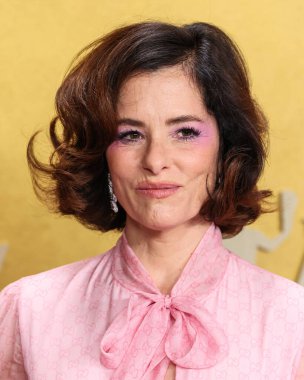 Özel giyinen Parker Posey, 1 Mart 2026 'da ABD' nin Kaliforniya eyaletinin Los Angeles kentindeki Shrine Auditorium ve Expo Hall 'da düzenlenen SAG-AFTRA (eski Screen Actors Guild Awards) tarafından sunulan 32..