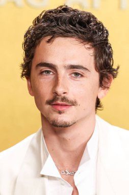 Özel yapım Prada giyen Timothee Chalamet, SAG-AFTRA tarafından sunulan 32. Yıllık Aktör Ödülleri 'ne (eskiden Screen Actors Guild Awards) 1 Mart 2026' da ABD 'nin Los Angeles kentinde bulunan Shrine Auditorium ve Expo Hall' da ulaştı..