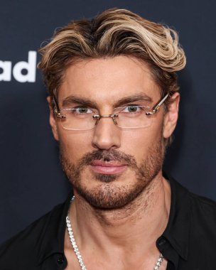 Chris Appleton, 5 Mart 2026 'da Beverly Hilton Hotel' de düzenlenen 37. Yıllık GLAAD (Eşcinsel ve Lezbiyen İftiraya Karşı İttifak) Medya Ödülleri 'ne geldi..