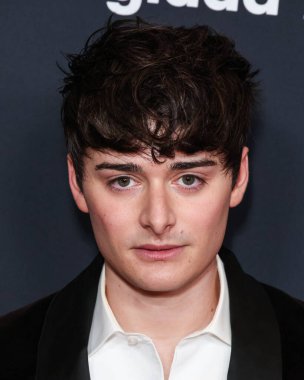 Noah Schnapp, 5 Mart 2026 'da Beverly Hilton Hotel' de düzenlenen 37. Yıllık GLAAD (Eşcinsel ve Lezbiyen İftiraya Karşı İttifak) Medya Ödülleri 'ne geldi..