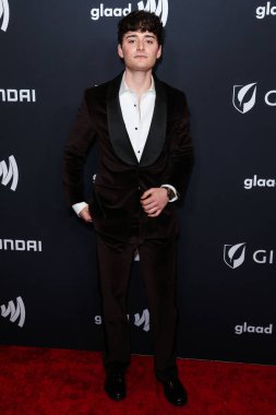 Noah Schnapp, 5 Mart 2026 'da Beverly Hilton Hotel' de düzenlenen 37. Yıllık GLAAD (Eşcinsel ve Lezbiyen İftiraya Karşı İttifak) Medya Ödülleri 'ne geldi..