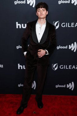 Noah Schnapp, 5 Mart 2026 'da Beverly Hilton Hotel' de düzenlenen 37. Yıllık GLAAD (Eşcinsel ve Lezbiyen İftiraya Karşı İttifak) Medya Ödülleri 'ne geldi..