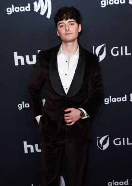 Noah Schnapp, 5 Mart 2026 'da Beverly Hilton Hotel' de düzenlenen 37. Yıllık GLAAD (Eşcinsel ve Lezbiyen İftiraya Karşı İttifak) Medya Ödülleri 'ne geldi..