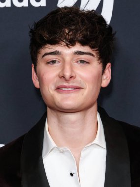 Noah Schnapp, 5 Mart 2026 'da Beverly Hilton Hotel' de düzenlenen 37. Yıllık GLAAD (Eşcinsel ve Lezbiyen İftiraya Karşı İttifak) Medya Ödülleri 'ne geldi..