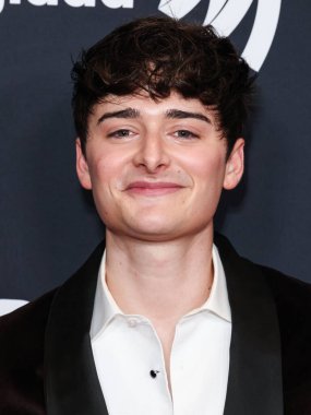 Noah Schnapp, 5 Mart 2026 'da Beverly Hilton Hotel' de düzenlenen 37. Yıllık GLAAD (Eşcinsel ve Lezbiyen İftiraya Karşı İttifak) Medya Ödülleri 'ne geldi..